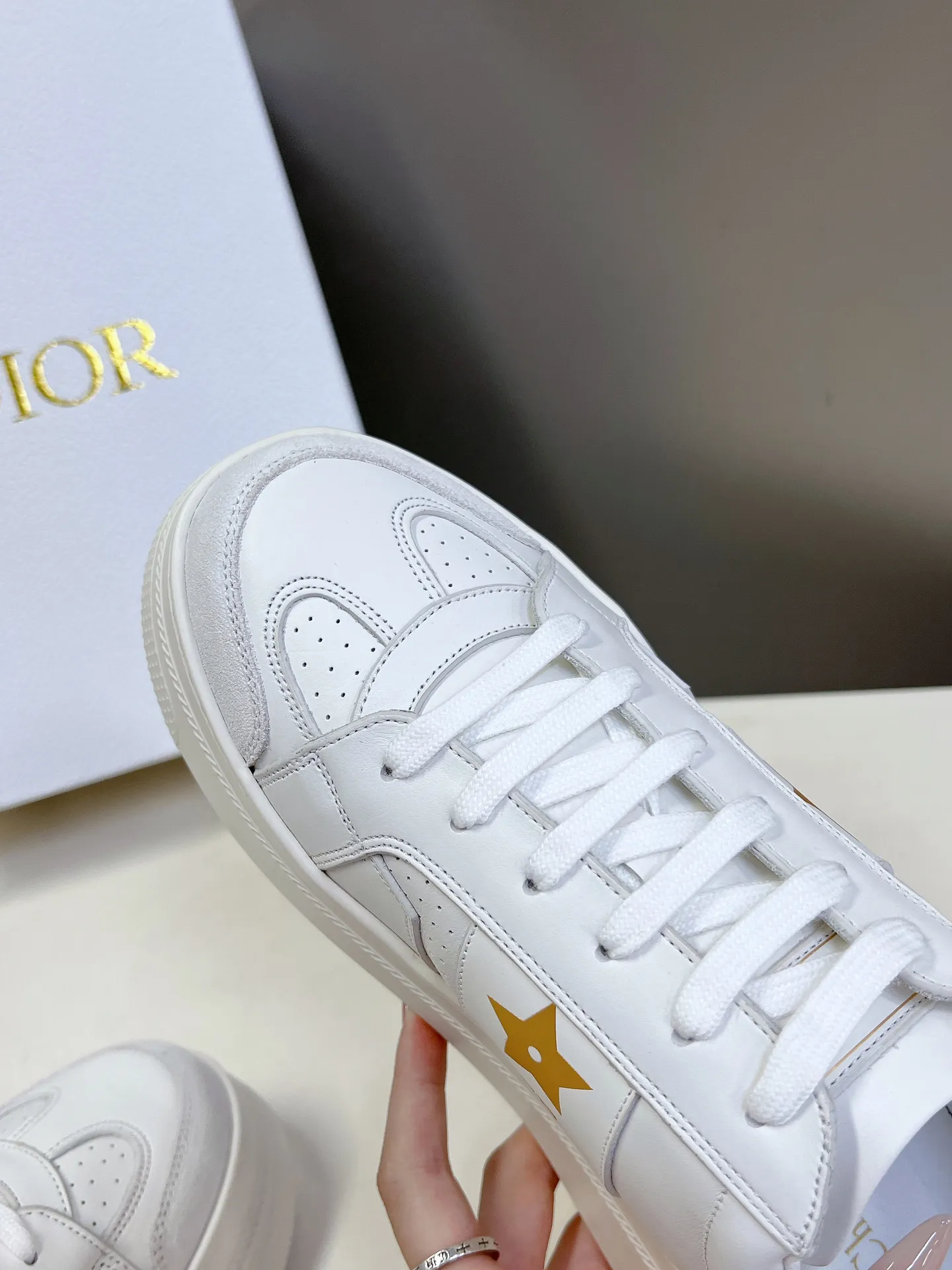 👟👟Ex-factory price 640👟👟 Dior's new platform shoes thick-soled casual shoes. Purchased and developed from Taikoo Hui RMB 16,400. These Dior Star sneakers continue the timeless silhouette and are carefully made of cow leather, so they are particularly comfortable on the feet. They are decorated with tonal suede panels and metal stars to decorate the lace eyelets to enhance the style. The lightweight style is matched with the "Christian Dior" logo thin sole, suitable for all seasons, and can be matched with all kinds of casual looks to add a finishing touch. Classic and super durable. The upper is stitched with cowhide. The original IP outsole height is 4CM. Size: 35-41. A full set of counter synchronized gift boxes 💝 packaging